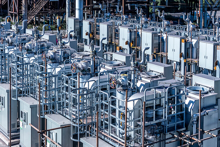 ボイラーの列の奥側に蒸気配管などが設置される