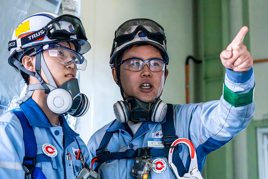 現場では実習中の新入社員とトレーナーの姿も