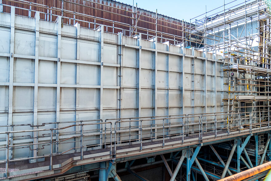 いまは新品のダクトも数年後には原料の付着で赤茶色に