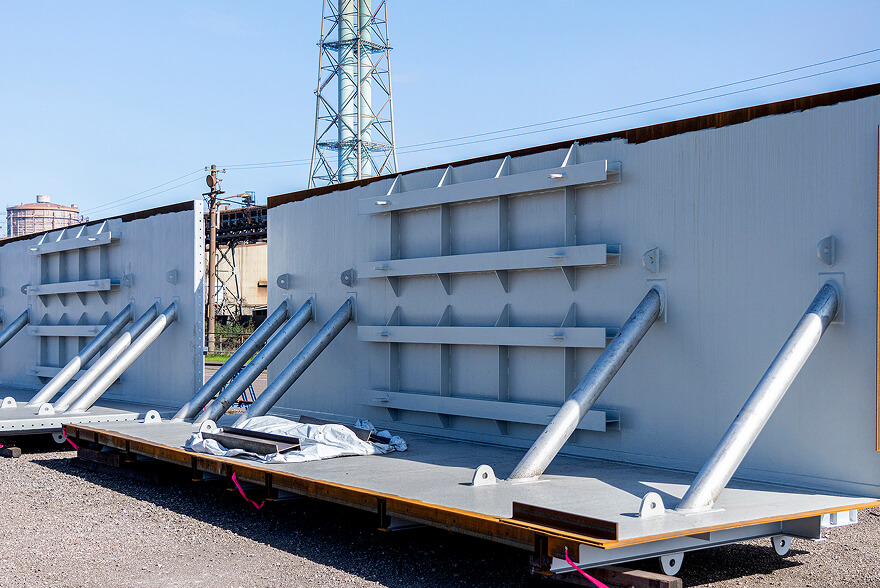 形状によっては、ダクトが4分割で運び込まれることも。1つの重さは約5トン