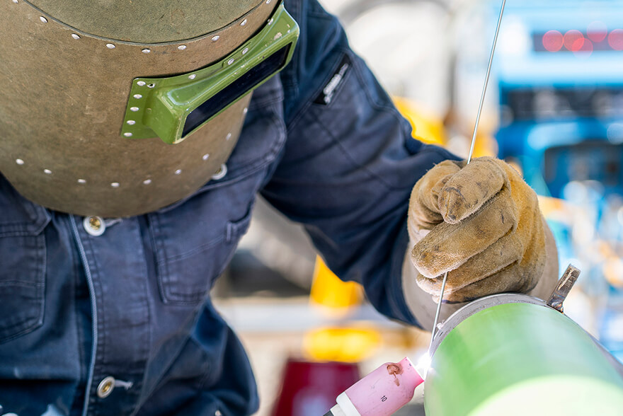 溶接時はアルゴンガスで管内を満たし、酸素を追い出して溶接する