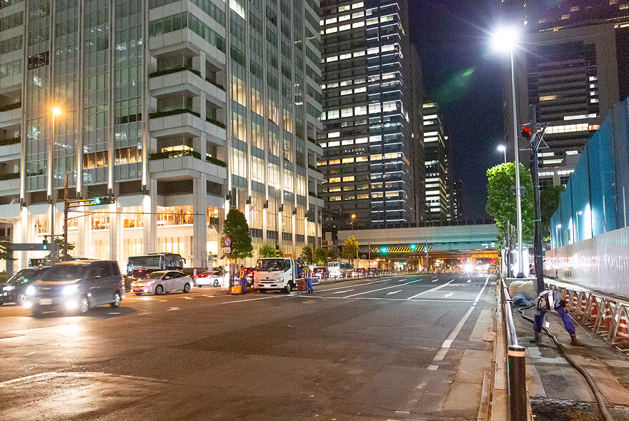 ときには片側4車線すべてを通行止めにする工事も